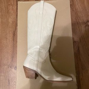 Matisse cowboy boots

Size 6.5 

Ivory 

Genuine leather